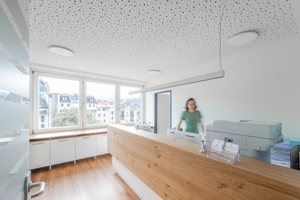 Wartebereich mit freundlicher Atmosphäre in der Arztpraxis Innsbruck
