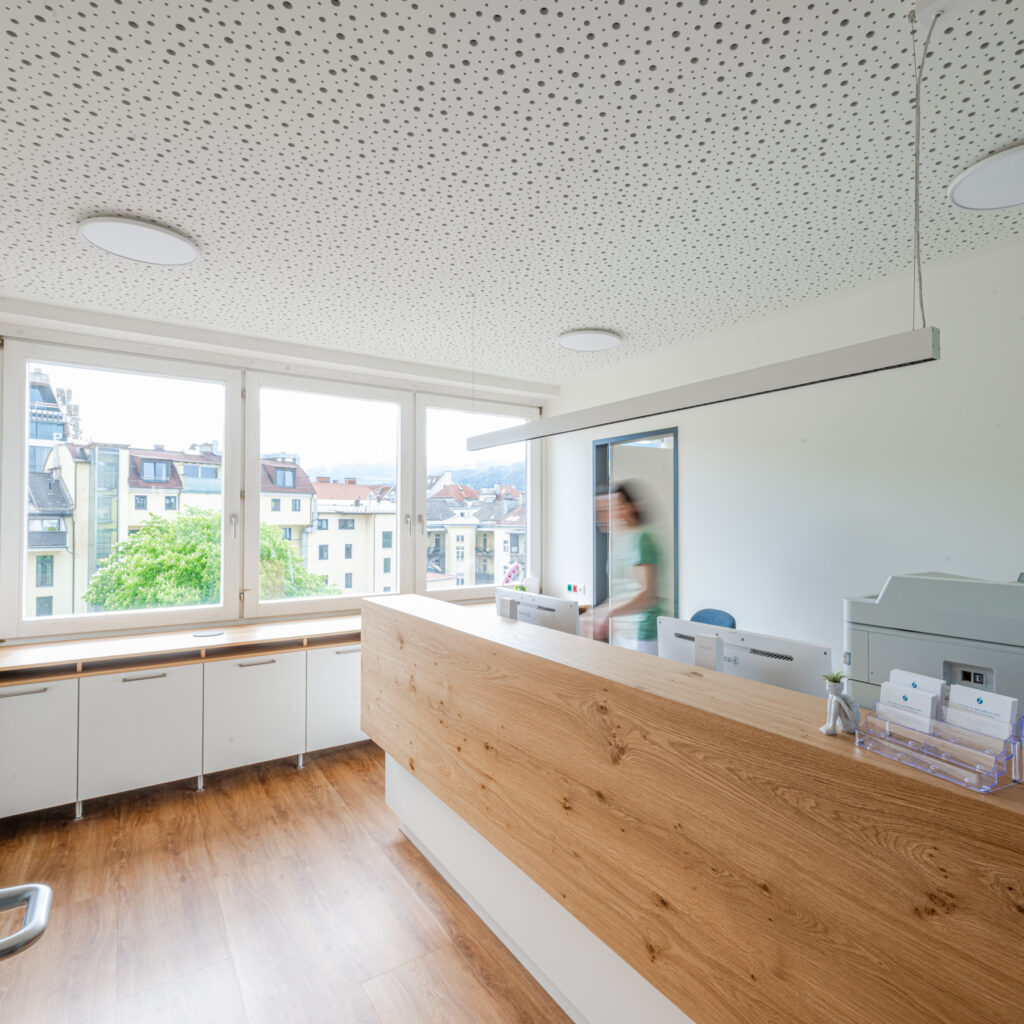 Heller Behandlungsraum in der Praxis der Internistin in Innsbruck
