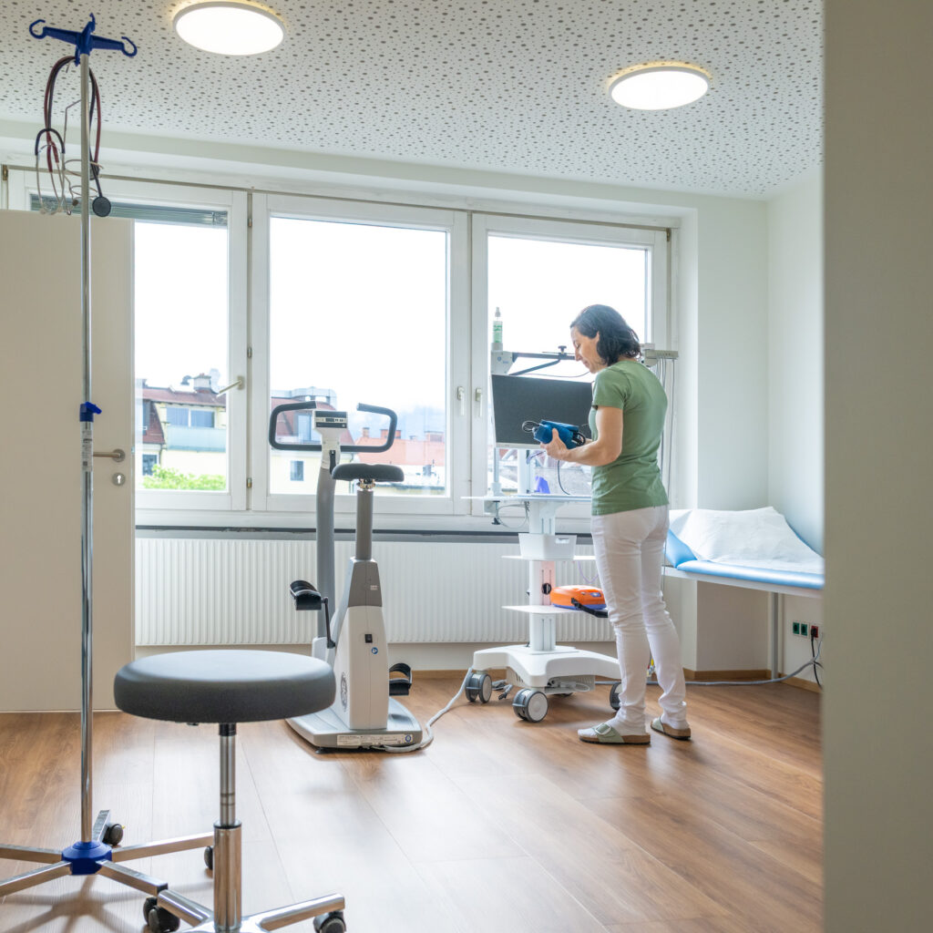 Moderne medizinische Ausstattung in der Ordination